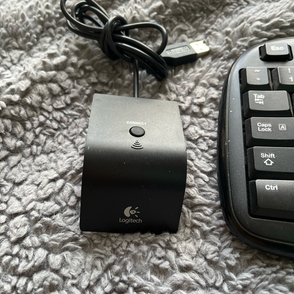 Logitech Cordless Keyboard - Picture 2 of 4